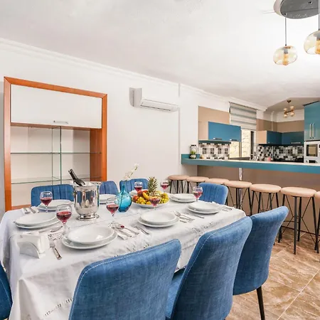 Yeni - Stunning 4-bedroom Retreat With Private Pool And Panoramic Views Willa *